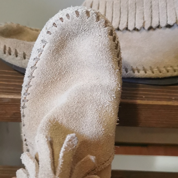Girls Minnetonka Suede Moccasin Booties - Picture 6 of 6